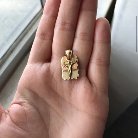 • 14k Vintage Jesus Pendant • - Picture 4 of 8